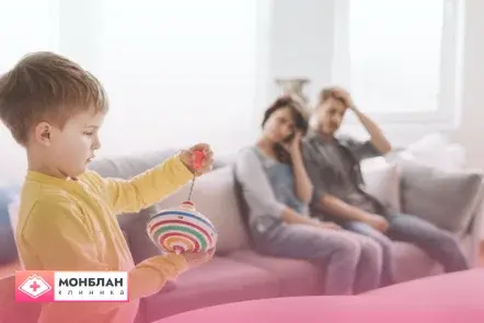 родители смотрят на ребёнка